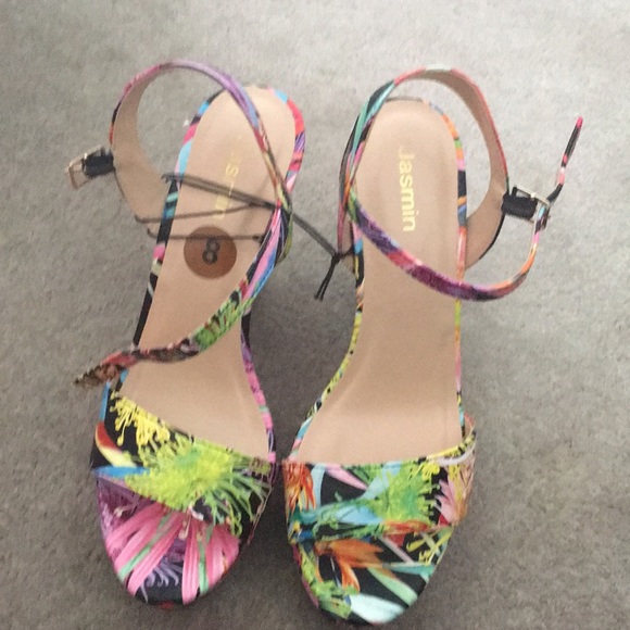 Jasmin Shoes - Size 8 Jasmin Fun and Flirty Flower Wedges 🌸🌼🌷